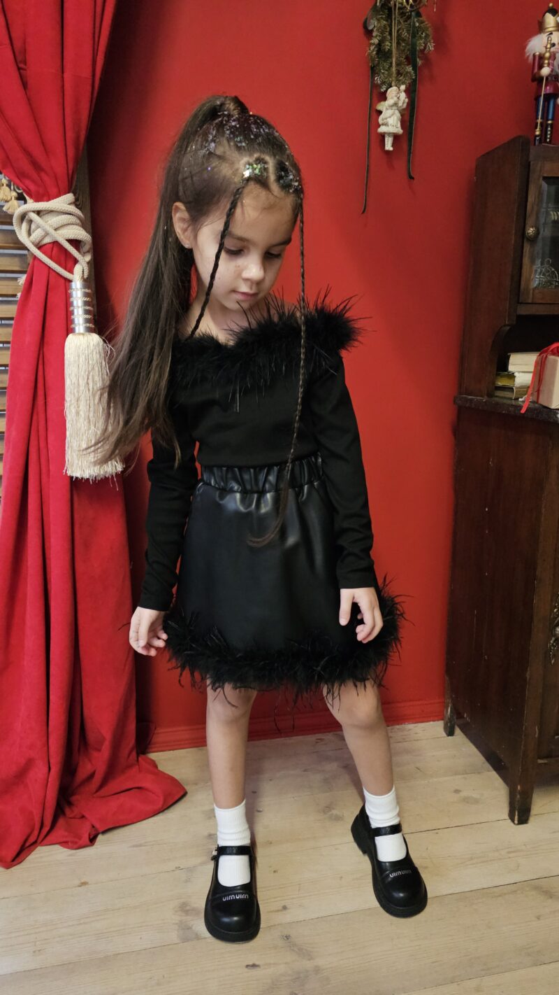 Лонгслив в рубчик с перьями