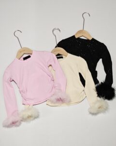 Лонгслив с перьями